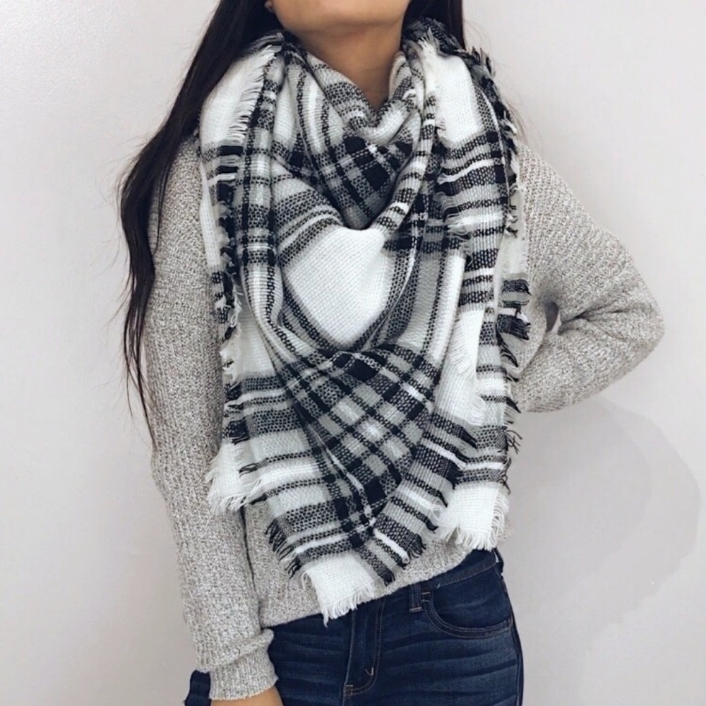 ๐ Juneau - Black + White Plaid Blanket Scarf - Picture 6 of 8